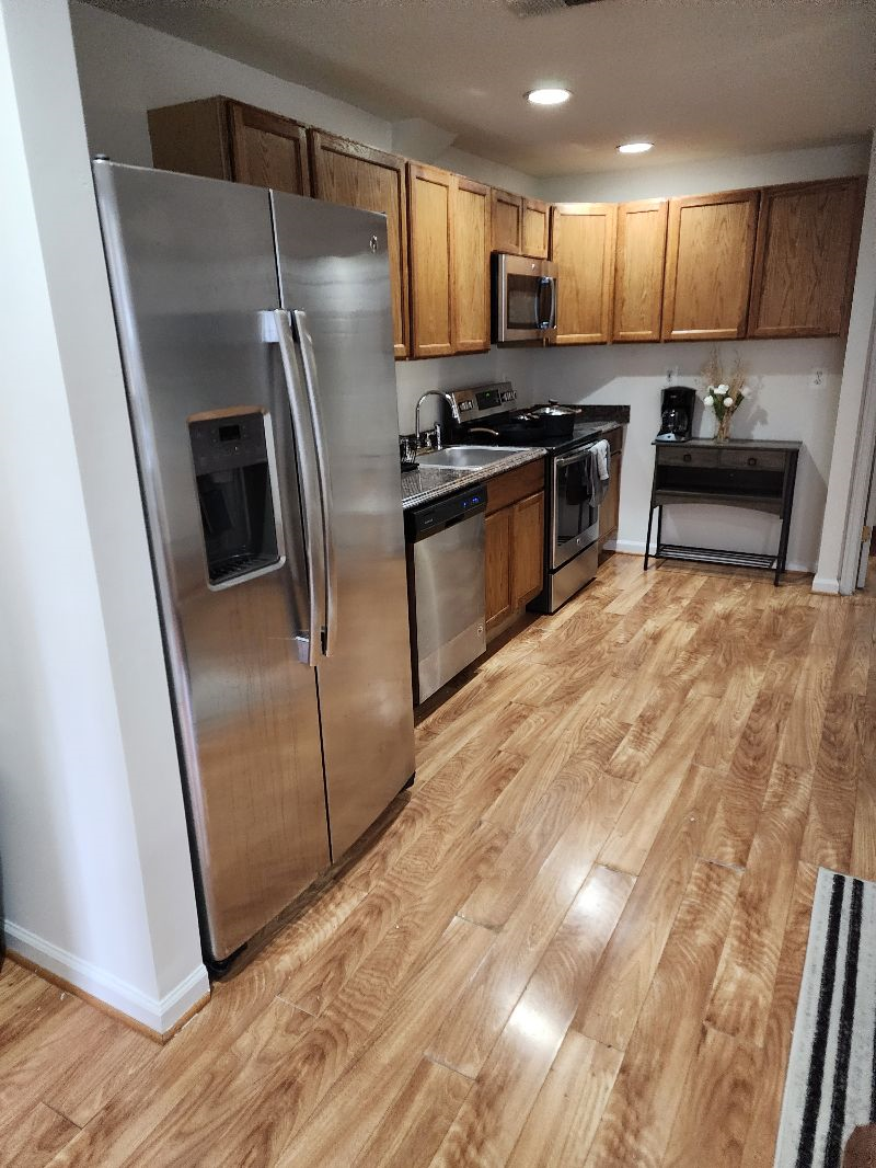 Beautiful One Bedroom in Central Location - Photo 2