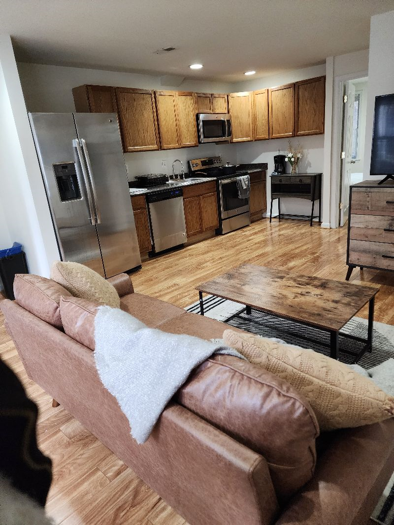 Beautiful One Bedroom in Central Location - Photo 3
