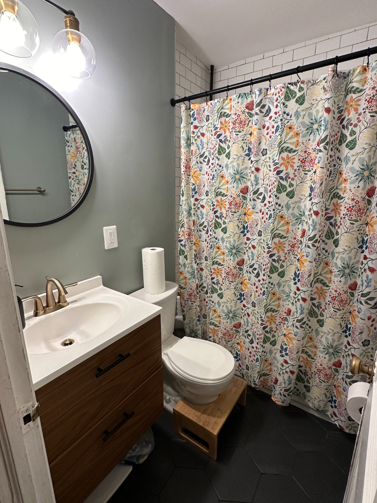 Cozy Private 2 Bedroom, 1 Bathroom on Private Floor, Shared Kitchen - Photo 8