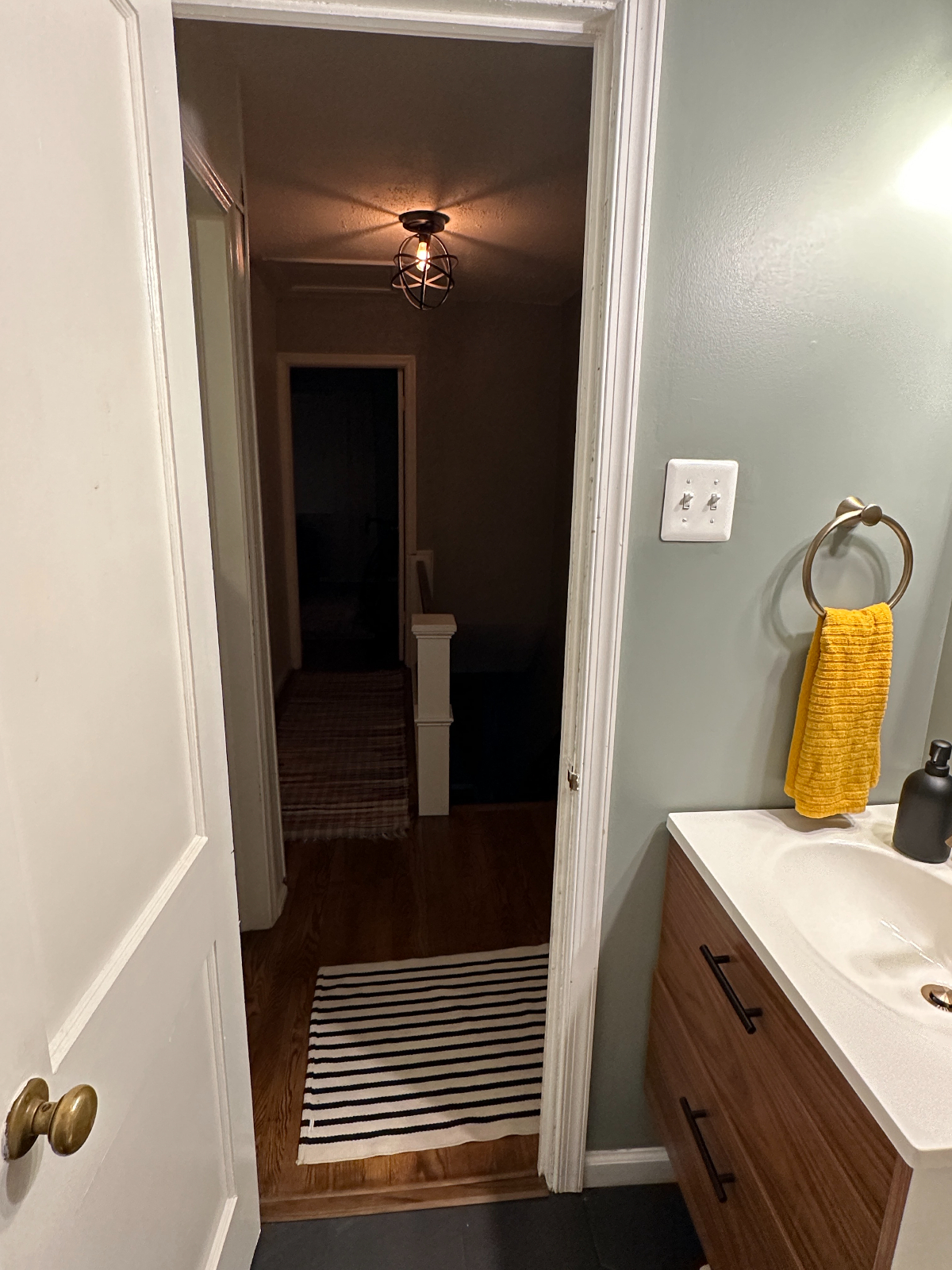 Cozy Private 2 Bedroom, 1 Bathroom on Private Floor, Shared Kitchen - Photo 9