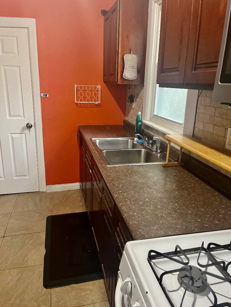 Spacious living in a quiet convenient neighborhood - Photo 4