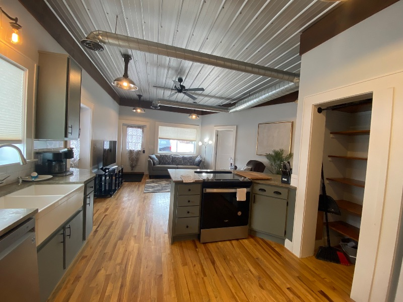 Beautifully created apartment minutes away from St Josephs, Crouse and Upstate Hospitals - Photo 3