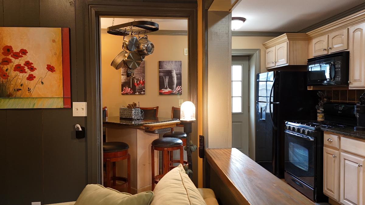 Beautifully created apartment minutes away from St Josephs, Crouse and Upstate Hospitals - Photo 1