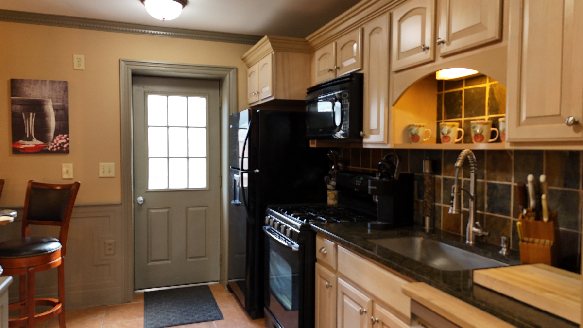 Beautifully created apartment minutes away from St Josephs, Crouse and Upstate Hospitals - Photo 3