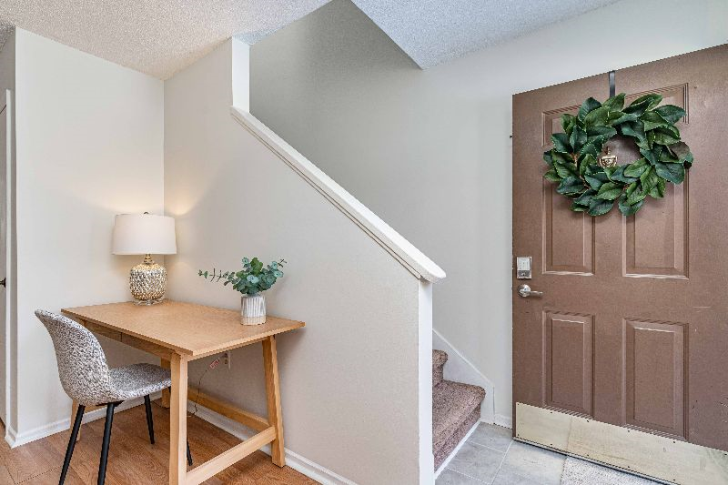 Pet-friendly, clean, modern, convenient 3 BR townhome-1102 - Photo 2