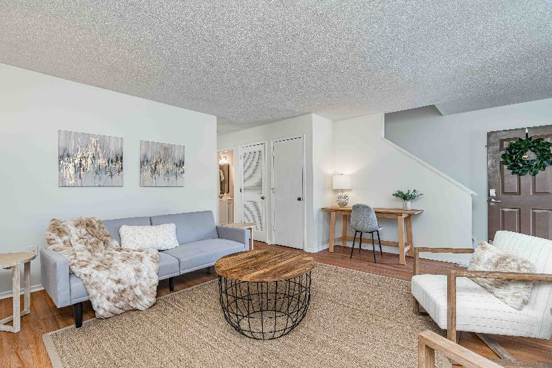 Pet-friendly, clean, modern, convenient 3 BR townhome-1102 - Photo 4
