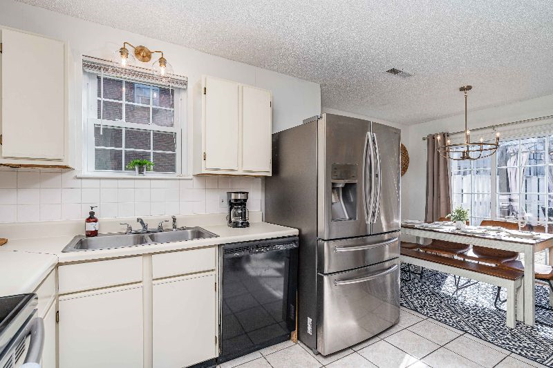 Pet-friendly, clean, modern, convenient 3 BR townhome-1102 - Photo 6