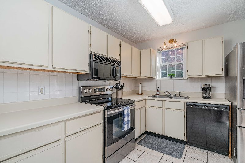 Pet-friendly, clean, modern, convenient 3 BR townhome-1102 - Photo 7