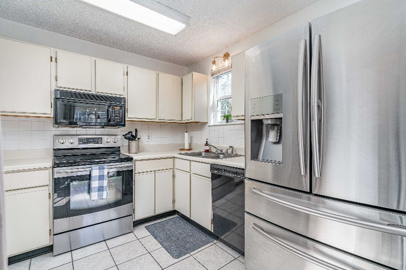 Pet-friendly, clean, modern, convenient 3 BR townhome-1102 - Photo 8