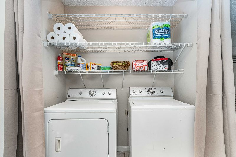 Pet-friendly, clean, modern, convenient 3 BR townhome-1102 - Photo 10