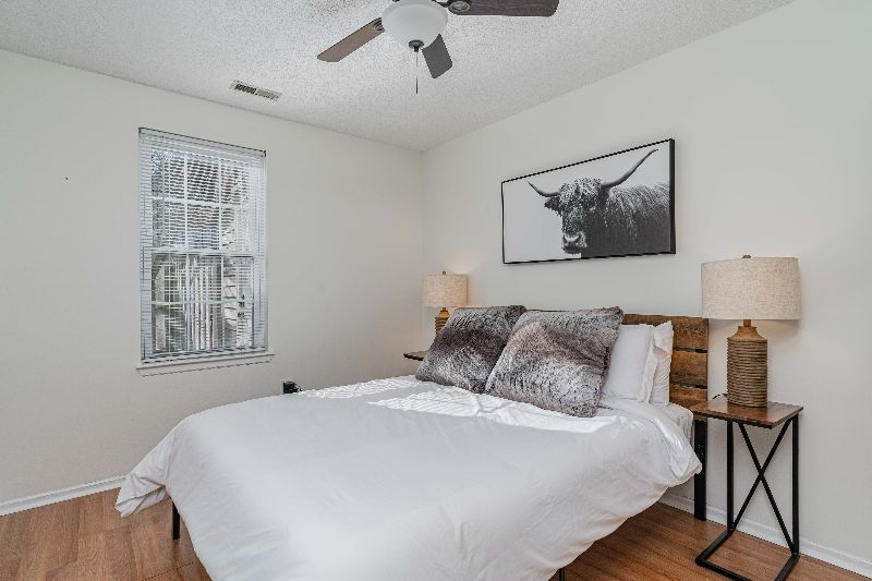 Pet-friendly, clean, modern, convenient 3 BR townhome-1102 - Photo 12