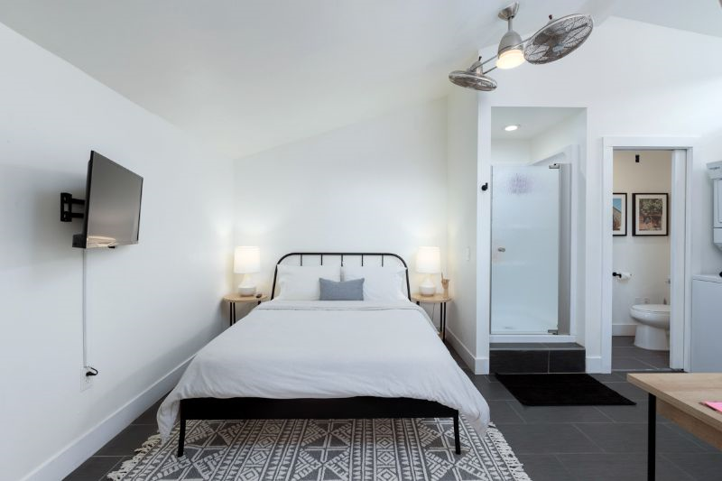 Private Studio with Hot Tub and Large Outdoor Space - Photo 3