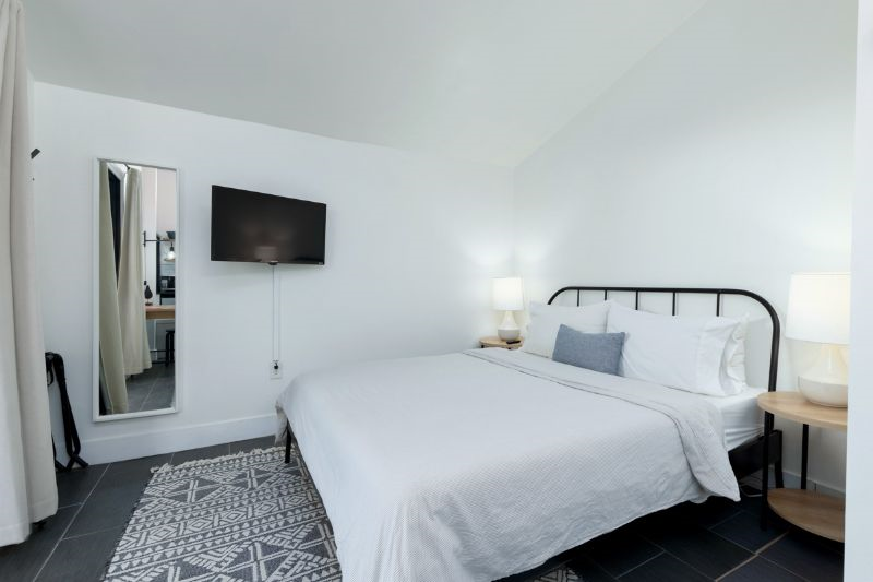 Private Studio with Hot Tub and Large Outdoor Space - Photo 4