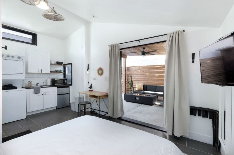 Private Studio with Hot Tub and Large Outdoor Space - Photo 2