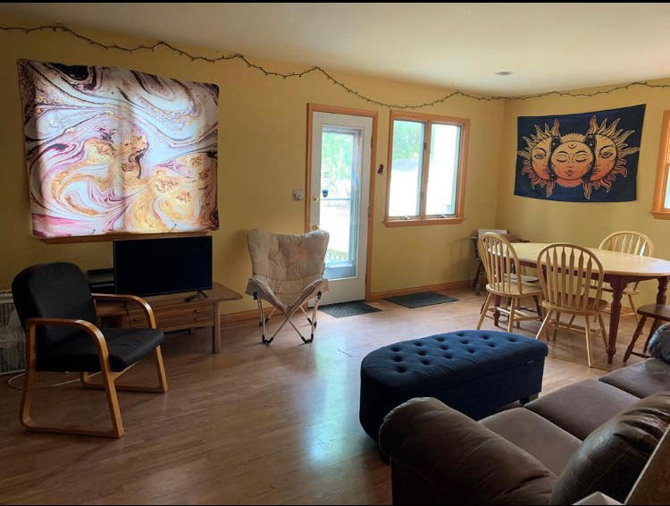 4 bed, 2 bath house walking distance to CVPH - Photo 5