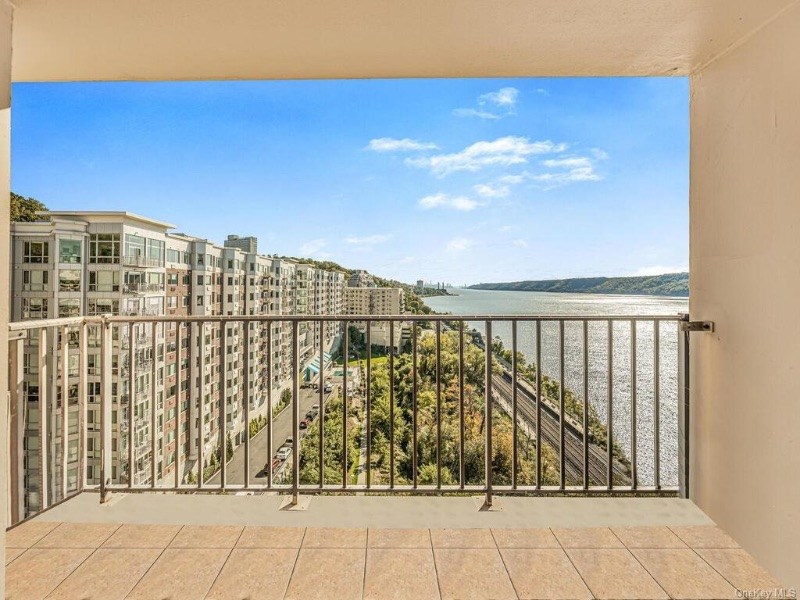 Waterfront Views with All Included - Photo 8
