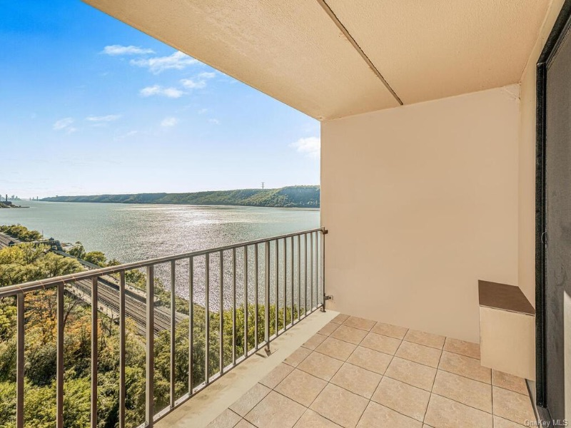 Waterfront Views with All Included - Photo 9