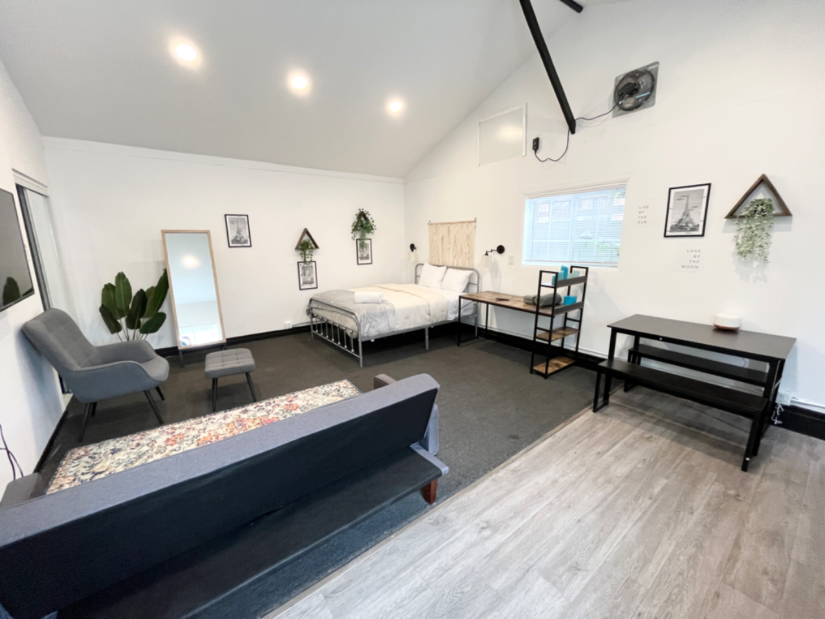 1 Bedroom Furnished Apartment w/ patio - Photo 6