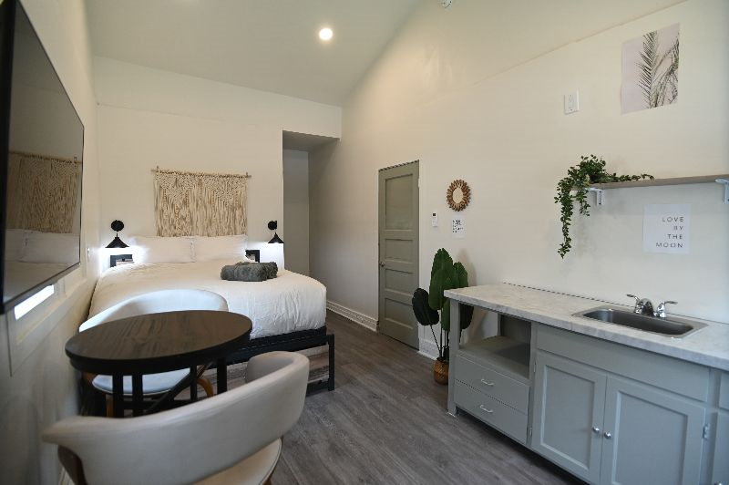 1 Bedroom Furnished Apartment w/ patio - Photo 3