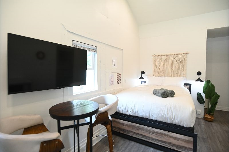 1 Bedroom Furnished Apartment w/ patio - Photo 4