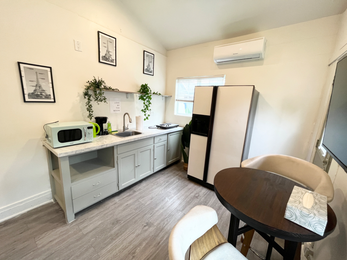 1 Bedroom Furnished Apartment w/ patio - Photo 2