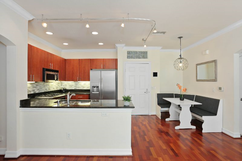 2BD/2BA - Gov't/Healthcare Discounts - Balcony - Photo 2
