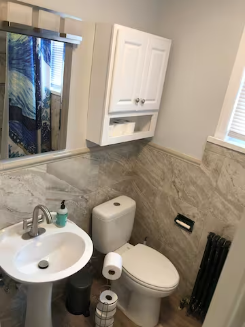 Sunny and Quiet 2 Bedroom w/ Easy Access to Central and NE DC, Private Parking, Laundry Onsite - Photo 11