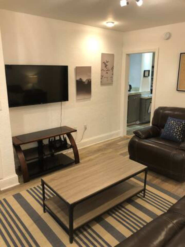 Sunny and Quiet 2 Bedroom w/ Easy Access to Central and NE DC, Private Parking, Laundry Onsite - Photo 2