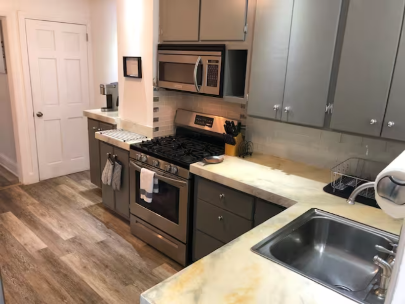 Sunny and Quiet 2 Bedroom w/ Easy Access to Central and NE DC, Private Parking, Laundry Onsite - Photo 5