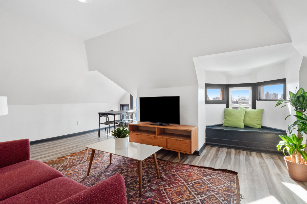 Private 2BR/1BA Third Floor Suite