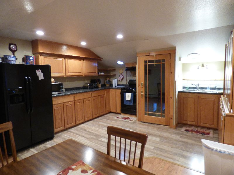 Beautiful Upstairs Apartment in Orleans, Vermont - Perfect for Midterm Rental - Photo 8