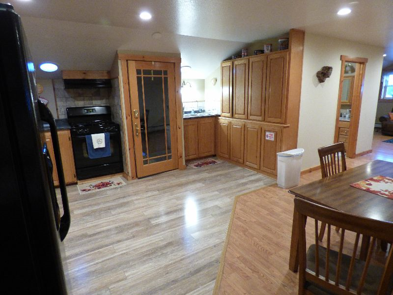 Beautiful Upstairs Apartment in Orleans, Vermont - Perfect for Midterm Rental - Photo 9