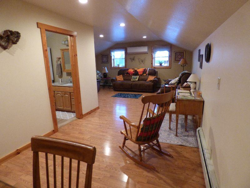 Beautiful Upstairs Apartment in Orleans, Vermont - Perfect for Midterm Rental - Photo 11