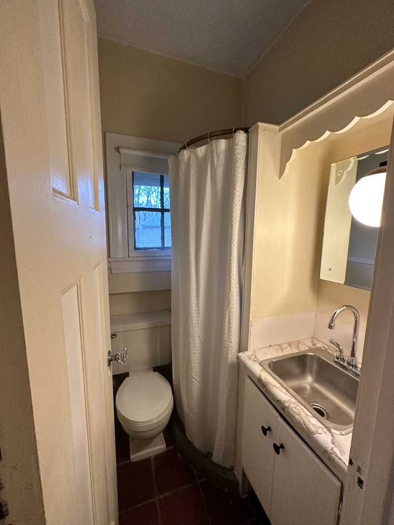 Cozy Park Avenue Studio w/ private bathroom - Photo 7