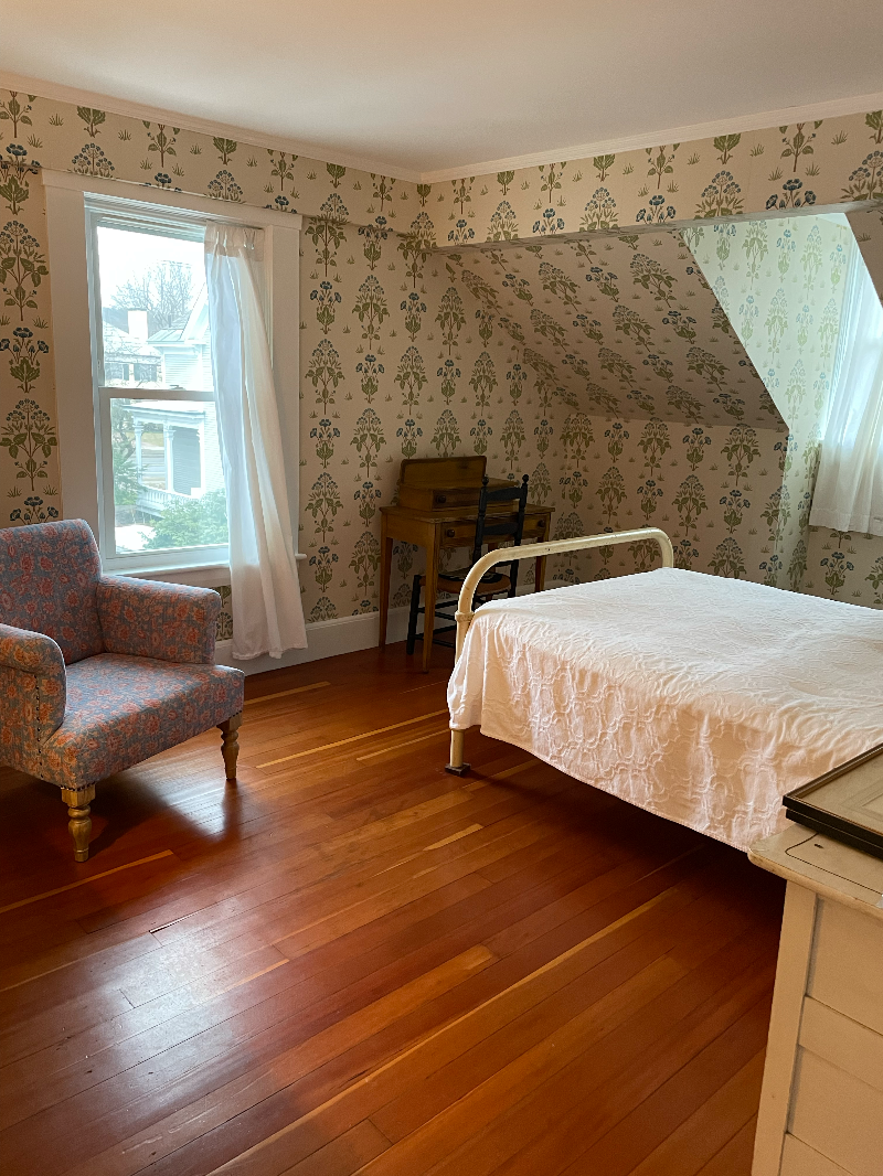 Room in lovely house/Flower Room