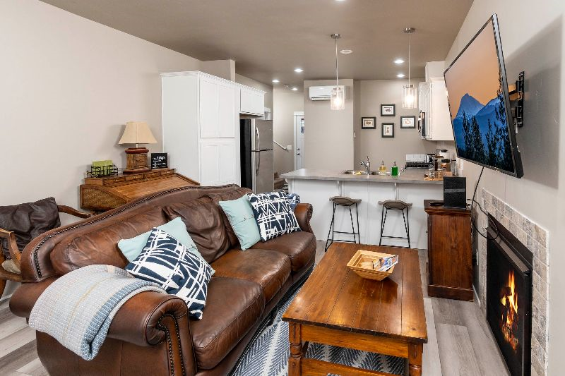 2BR 2.5BA Modern Townhome 1.3 Miles to Old Mill District & Deschutes River - Photo 1