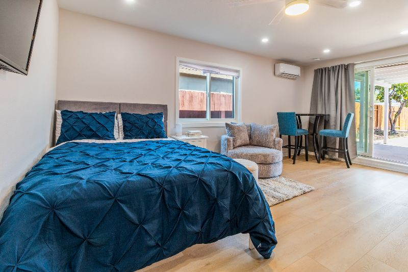 Beautiful Newly Renovated Studio - Photo 5