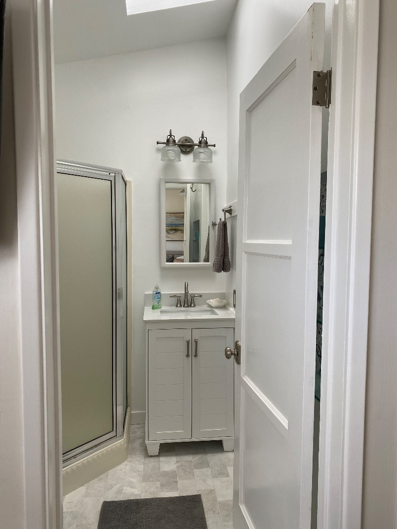 Newly Remodeled Primary Bedroom and Ensuite - Photo 4