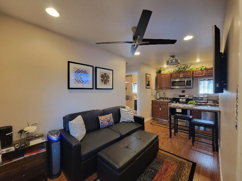 One Bedroom Queen Apartment w/Free Parking & WIFI