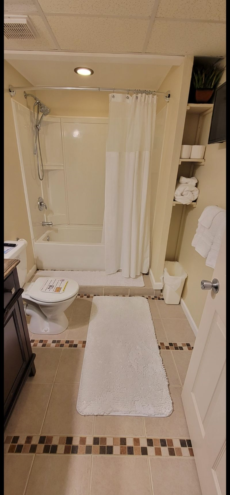 One Bedroom Queen Apartment w/Free Parking & WIFI - Photo 8