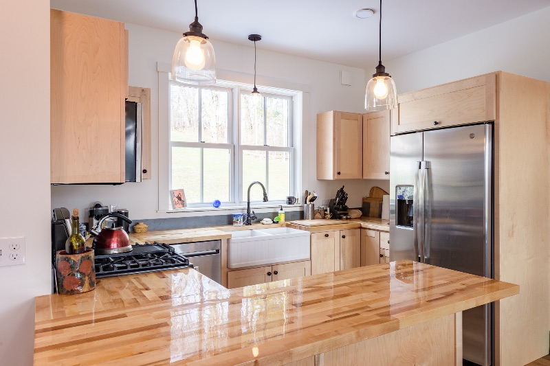 Quaint home in the quiet of Waterbury - Photo 2