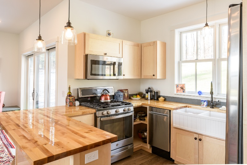 Quaint home in the quiet of Waterbury - Photo 3