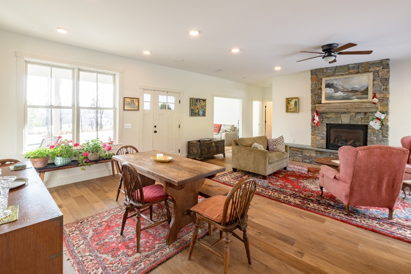 Quaint home in the quiet of Waterbury - Photo 4