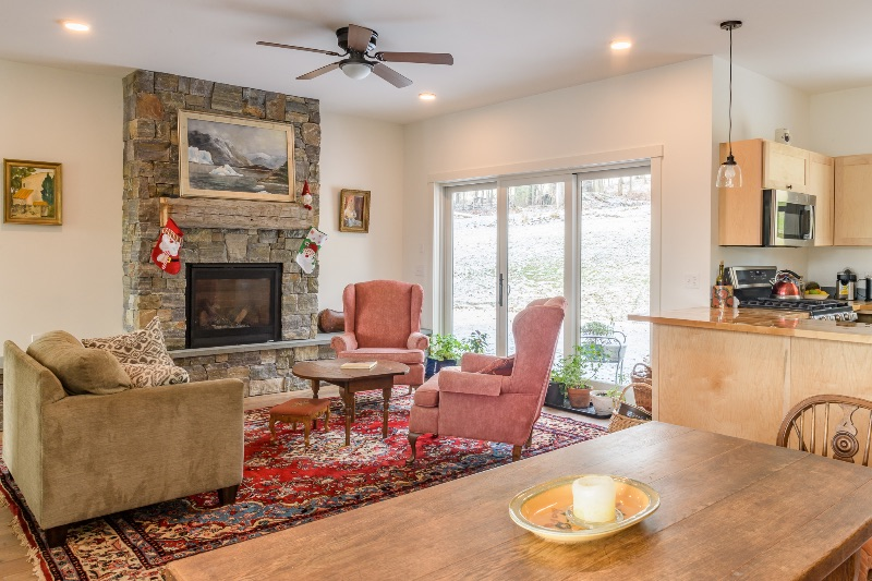 Quaint home in the quiet of Waterbury - Photo 12