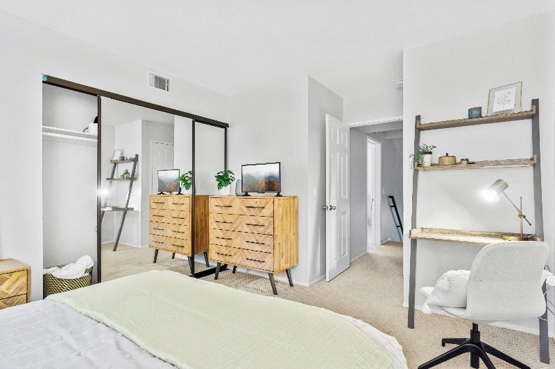 Spacious, private room with en-suite in quiet Mission Valley condo - Photo 3