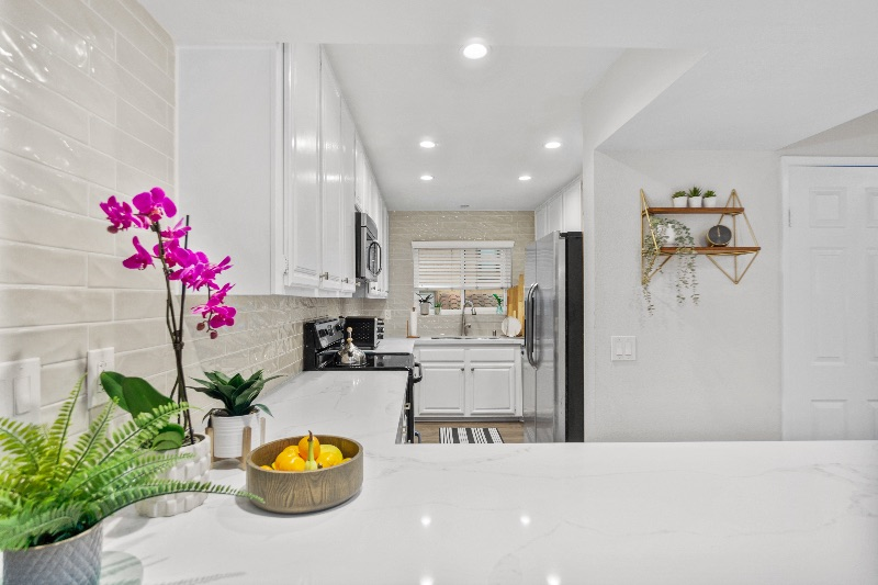 Spacious, private room with en-suite in quiet Mission Valley condo - Photo 4
