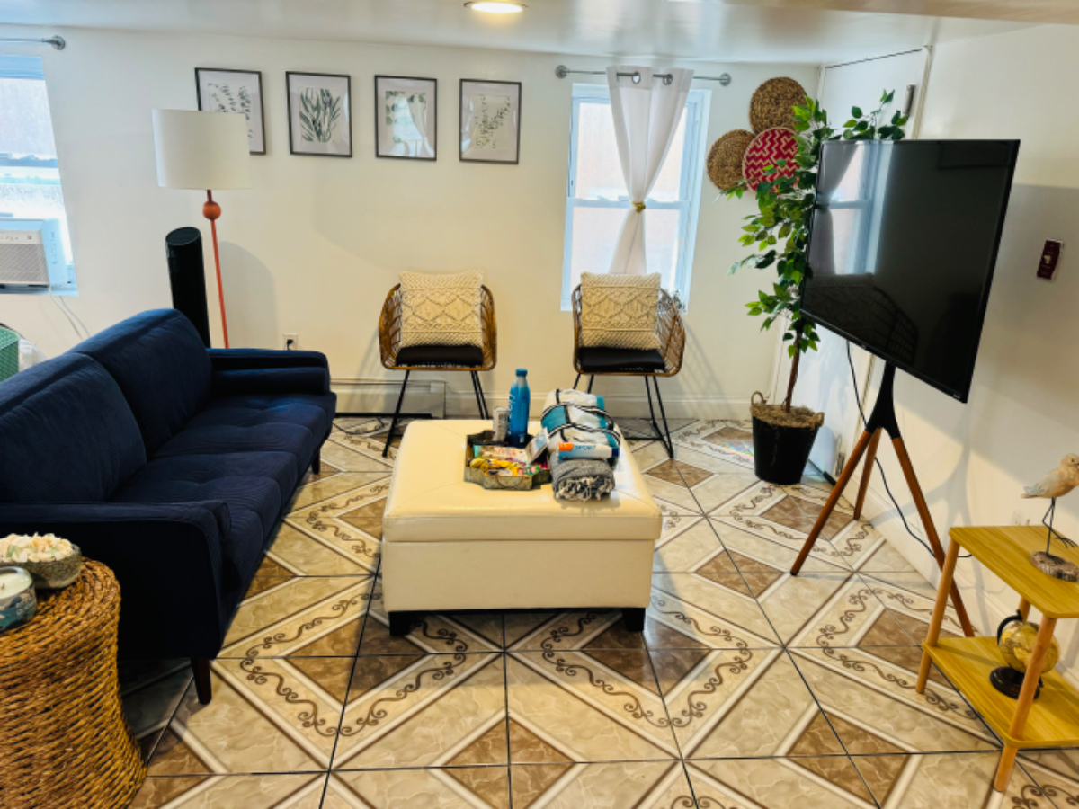 Cozy Chic Basement Studio - Photo 4