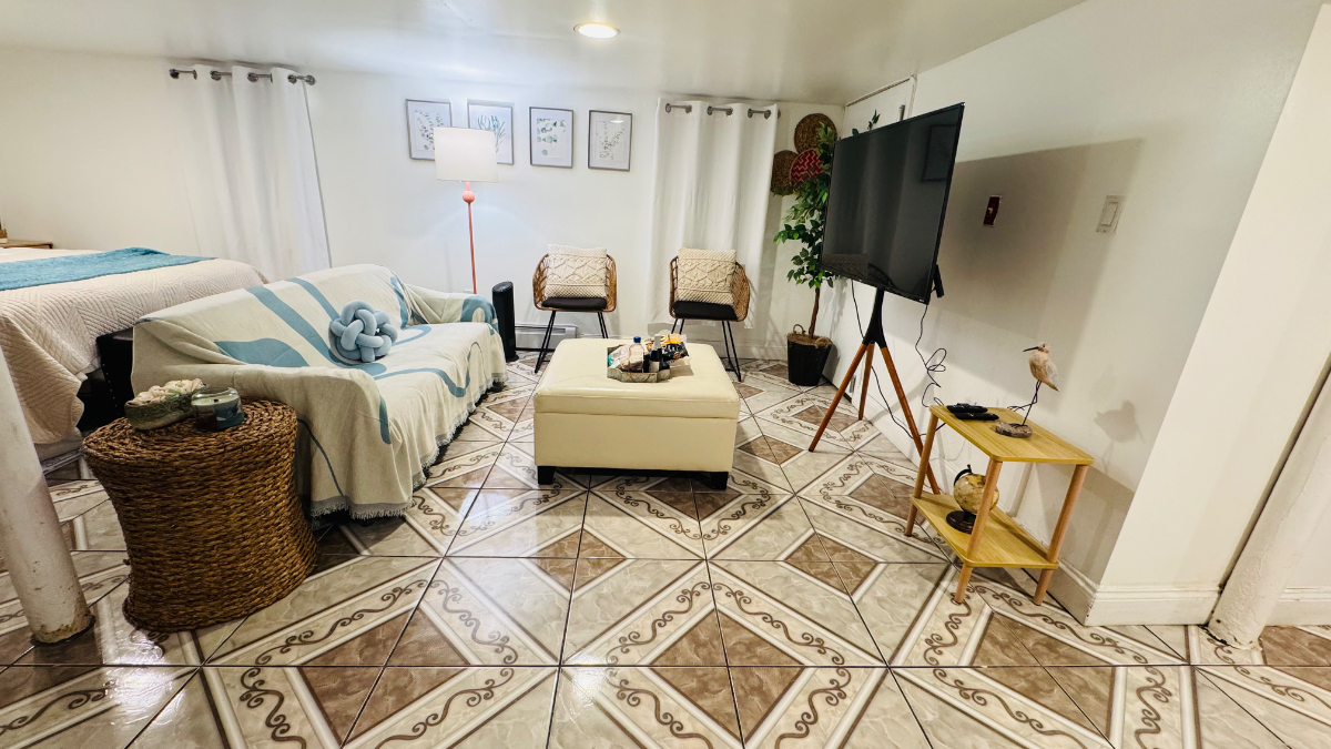 Cozy Chic Basement Studio - Photo 2