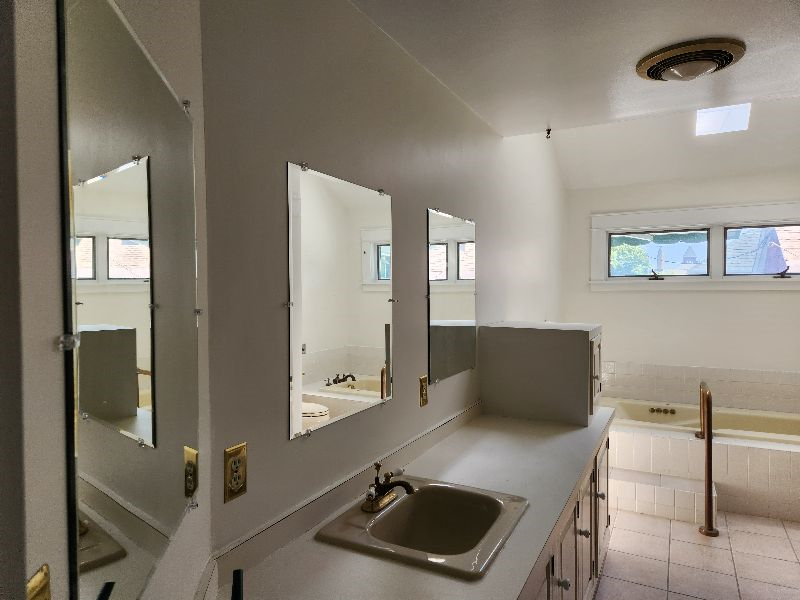 Large renovated bedroom suite close to everything - Photo 2