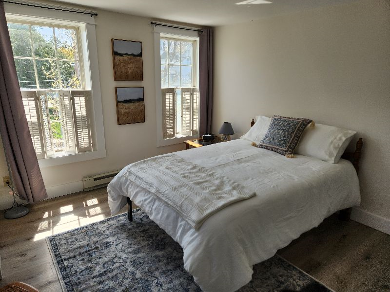 Comfy bedroom in large apt close to everything